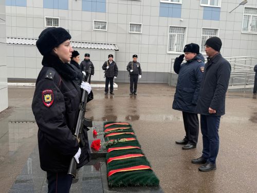 День памяти погибших сотрудников МВД в Менделеевске: митинг, возложение цветов и слова благодарности
