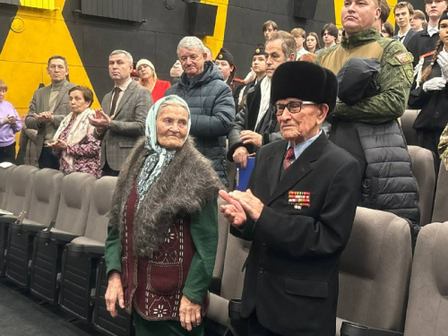В Менделеевске вручили награды родственникам героев СВО на спецпоказе фильма «Я была на войне»