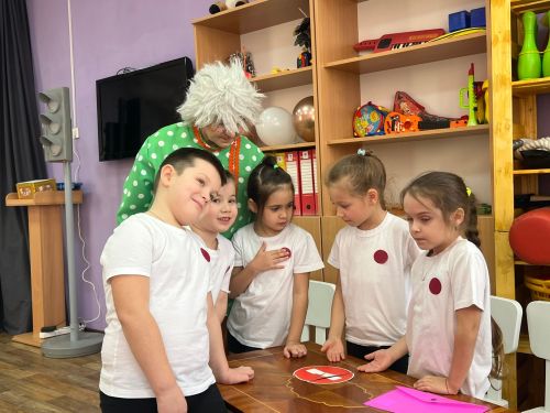 В Менделеевске дошкольники в игровой форме изучили ПДД