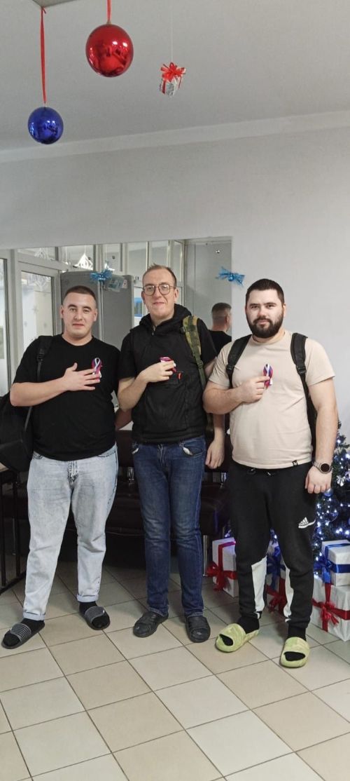 В Менделеевске ко Дню Конституции раздали символы единства