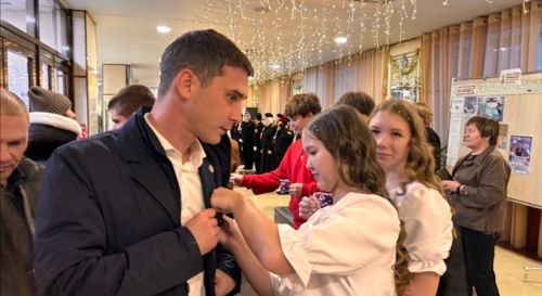 «Первые» Менделеевска провели патриотическую акцию «Российский триколор»