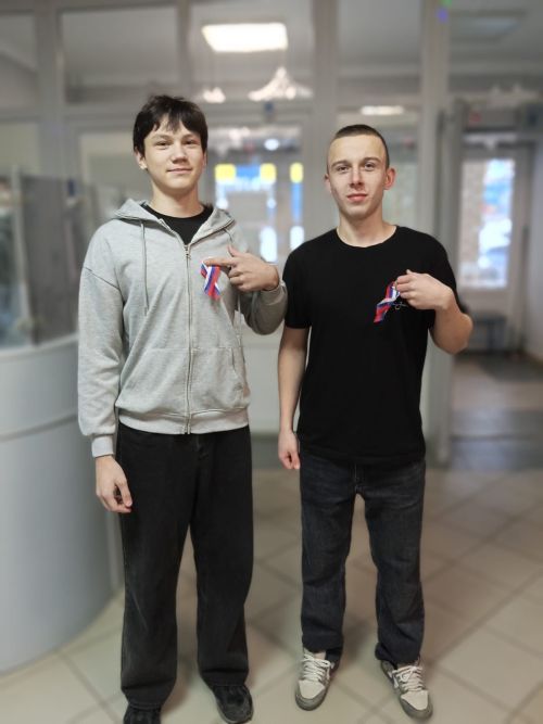 В Менделеевске ко Дню Конституции раздали символы единства