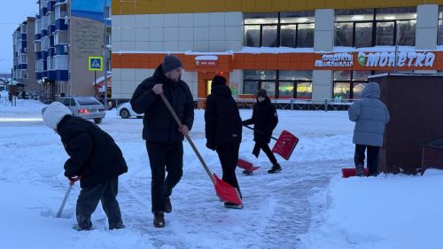 Активисты «Движения Первых» помогли расчистить снег у Вечного огня в Менделеевске