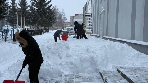 Активисты «Движения Первых» помогли расчистить снег у Вечного огня в Менделеевске