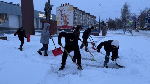 Активисты «Движения Первых» помогли расчистить снег у Вечного огня в Менделеевске