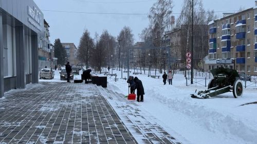 Активисты «Движения Первых» помогли расчистить снег у Вечного огня в Менделеевске