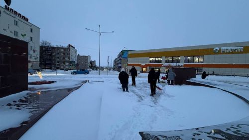 Активисты «Движения Первых» помогли расчистить снег у Вечного огня в Менделеевске