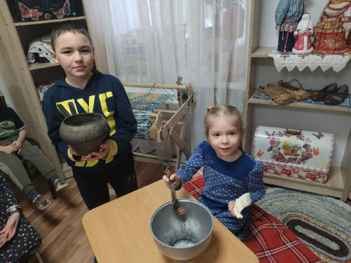 В Менделеевске воспитанники приюта «Камские зори» узнали историю старинных вещей на музейном уроке