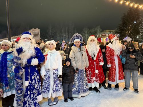 В Менделеевске зажгли огни на главной новогодней красавице