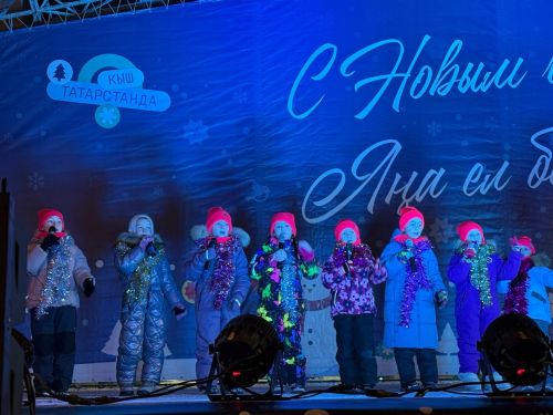 В Менделеевске зажгли огни на главной новогодней красавице