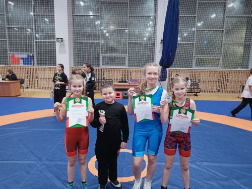 Первенство Татарстана по вольной борьбе: юные спортсмены из Менделеевска завоевали медали