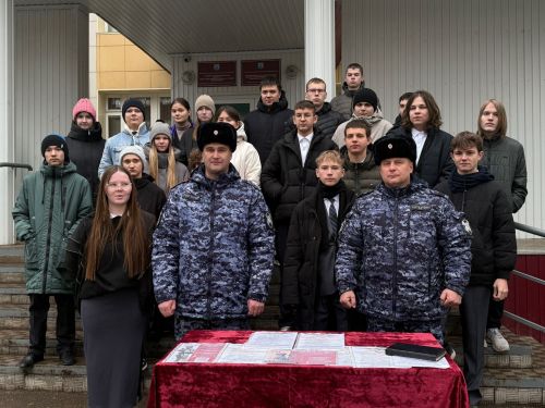 Сотрудники Росгвардии в Менделеевске провели профориентационную встречу со старшеклассниками