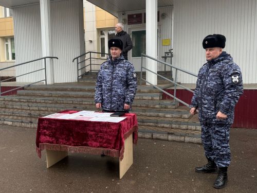 Сотрудники Росгвардии в Менделеевске провели профориентационную встречу со старшеклассниками