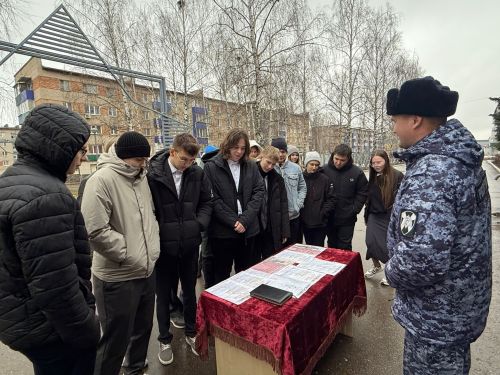Сотрудники Росгвардии в Менделеевске провели профориентационную встречу со старшеклассниками