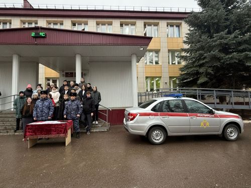 Сотрудники Росгвардии в Менделеевске провели профориентационную встречу со старшеклассниками