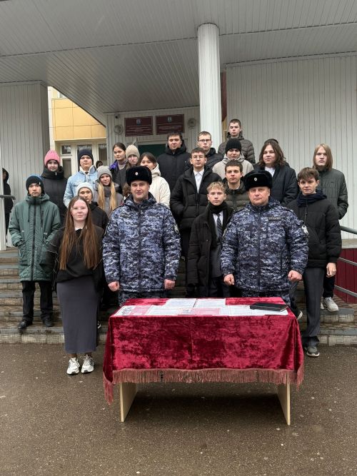 Сотрудники Росгвардии в Менделеевске провели профориентационную встречу со старшеклассниками