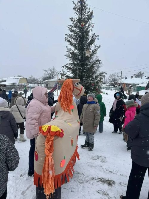 «Ёлка на посёлке» в Менделеевске зажгла огни детского счастья