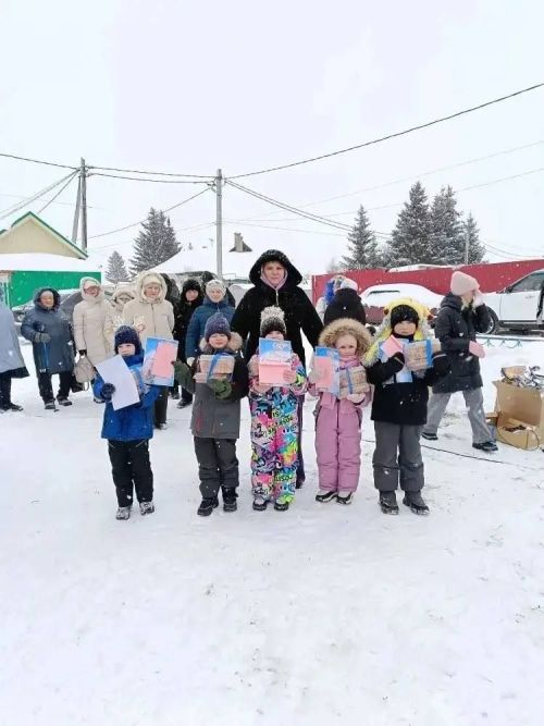 «Ёлка на посёлке» в Менделеевске зажгла огни детского счастья