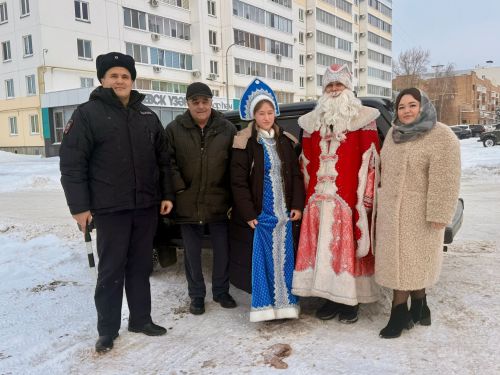 Полицейский Дед Мороз провел акцию по безопасности дорожного движения в Менделеевске