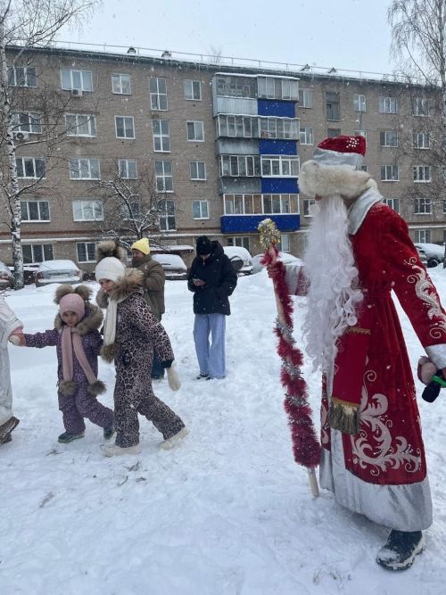 Волшебство во дворе: на улице Профсоюзная в Менделеевске устроили сказочный утренник для детей