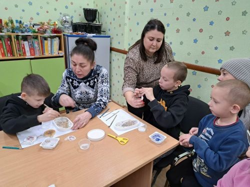 «Зимняя сказка в декупаже»: в Менделеевске для детей с ОВЗ провели творческий мастер-класс