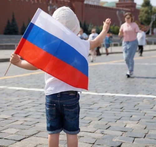 «Вместе к Победе»: жительница Менделеевска поздравила волонтёров стихотворением ко Дню добровольца