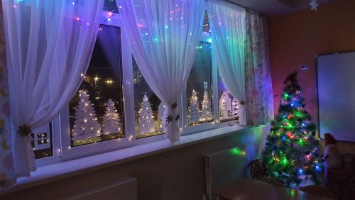 Новогоднее творчество дошколят: малыши из «Золотой рыбки» создали зимние пейзажи в стиле цвета года