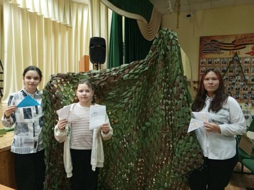 Активисты Камаевской школы готовят подарки для бойцов СВО