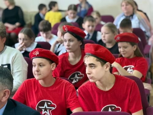 Ветераны боевых действий поделились воспоминаниями с учениками школы №2 в Менделеевске о войне в Афганистане