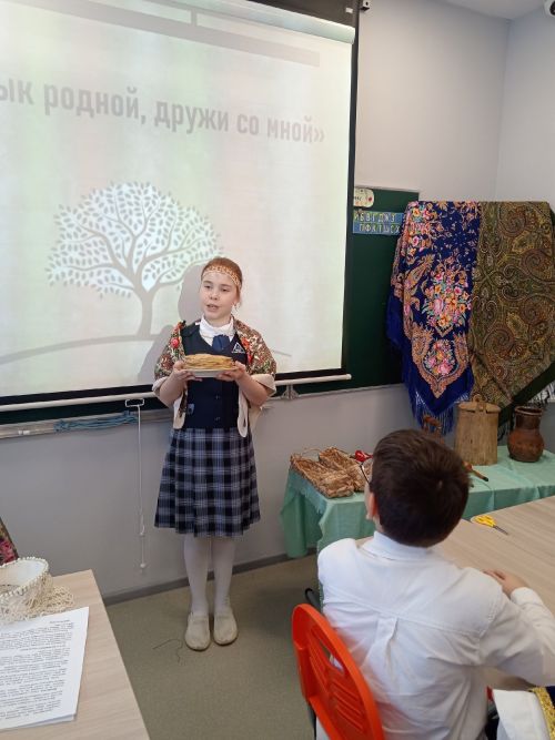 Школьники химико-технологического лицея №3 плели куклы-обереги и изучали старинные предметы быта
