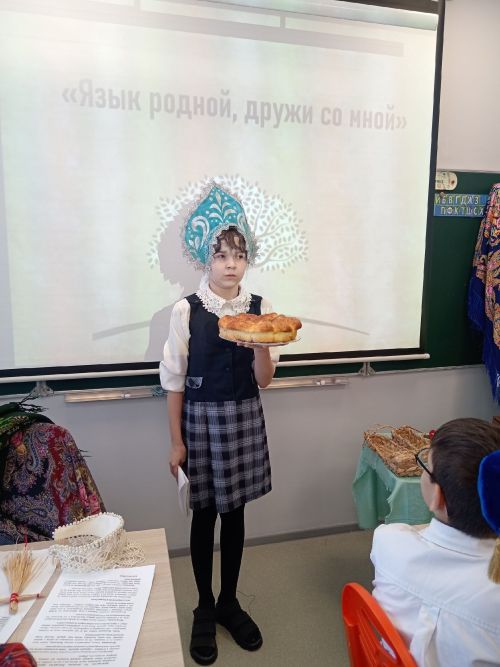 Школьники химико-технологического лицея №3 плели куклы-обереги и изучали старинные предметы быта