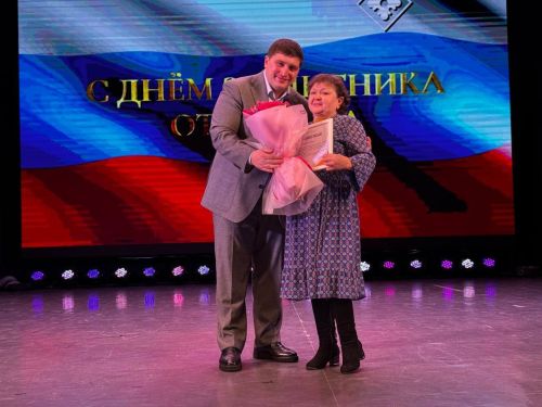 В Менделеевске прошёл концерт ко Дню защитника Отечества с выставкой и награждением волонтёров