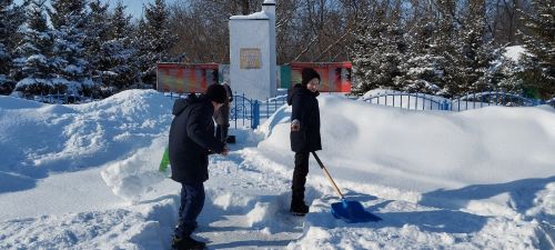 Псеевские школьники привели в порядок памятник