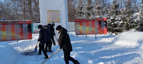 Псеевские школьники привели в порядок памятник