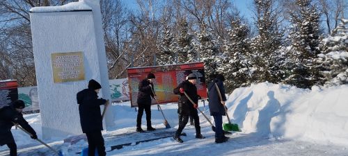 Псеевские школьники привели в порядок памятник