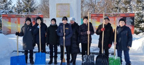 Псеевские школьники привели в порядок памятник