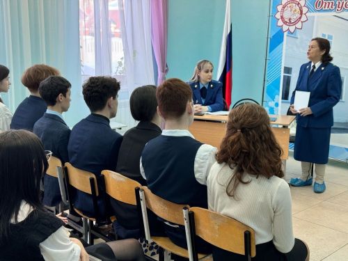В гимназии №1 Менделеевска состоялась встреча старшеклассников с ветераном прокуратуры