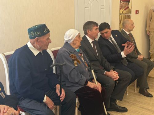 В Менделеевске ветеранам войны и тыла вручили медали к 80-летию Победы