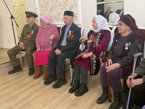 В Менделеевске ветеранам войны и тыла вручили медали к 80-летию Победы