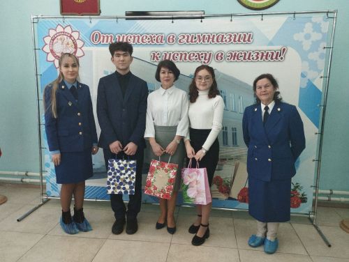 В гимназии №1 Менделеевска состоялась встреча старшеклассников с ветераном прокуратуры