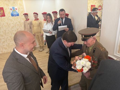 В Менделеевске ветеранам войны и тыла вручили медали к 80-летию Победы