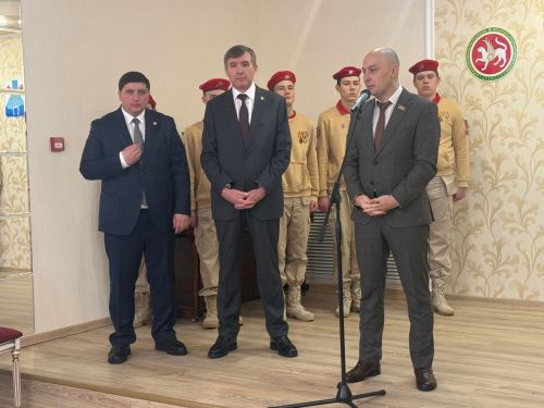 В Менделеевске ветеранам войны и тыла вручили медали к 80-летию Победы