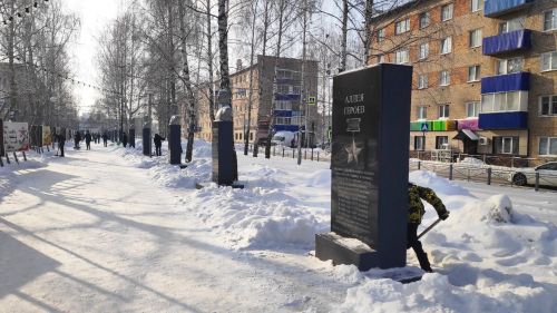 Акция «Дорога к обелиску»: школьники Менделеевска ухаживают за Аллеей Героев