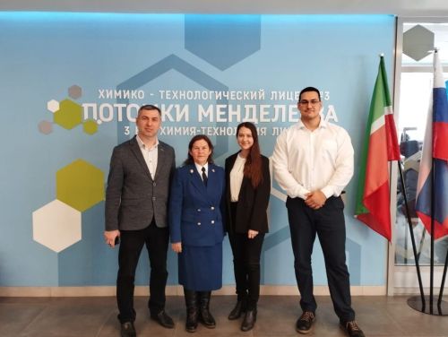 Молодые специалисты и ветеран прокуратуры провели урок патриотизма в Менделеевске