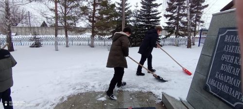 Активисты «Движения Первых» Бизякинской школы приняли участие в акции «Чистый обелиск»