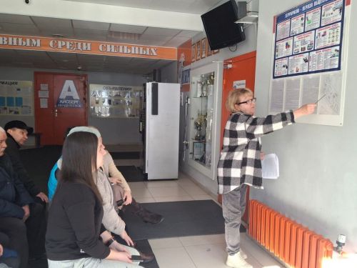 Безопасность прежде всего: в спортивной школе «Айсберг» проходят антитеррористические инструктажи