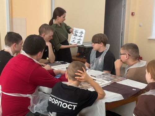 В социальном приюте «Камские зори» Менделеевска продолжается реализация проекта АНО «Время Побед» — Гончарная мастерская «Глиняная сказка»