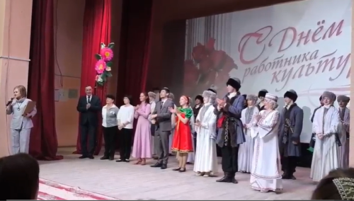 Коллектив Дворца культуры им. С. Гассара пригласили поздравить работников культуры Алнашевского района