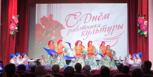 Коллектив Дворца культуры им. С. Гассара пригласили поздравить работников культуры Алнашевского района