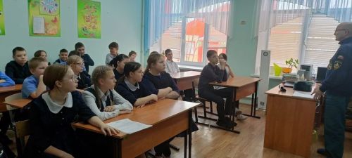 Инспектор ГО ЧС обучил школьников Менделеевска основам гражданской обороны